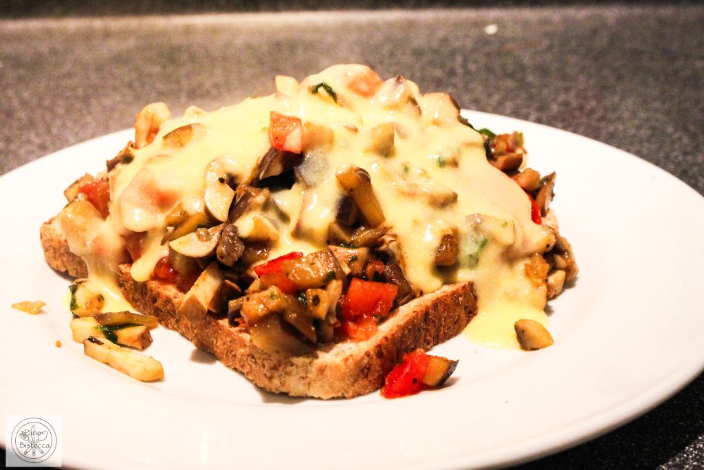 Pilz-Tomaten Brot mit Sauce Hollandaise